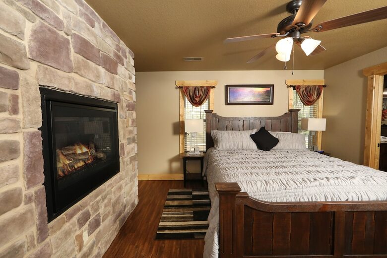 Movie Diveinn - Four Bedroom Chalet
