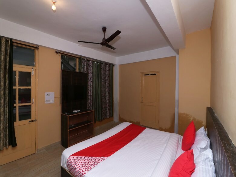 Hotel Oyo 29715 Stone Cafe & Rooms