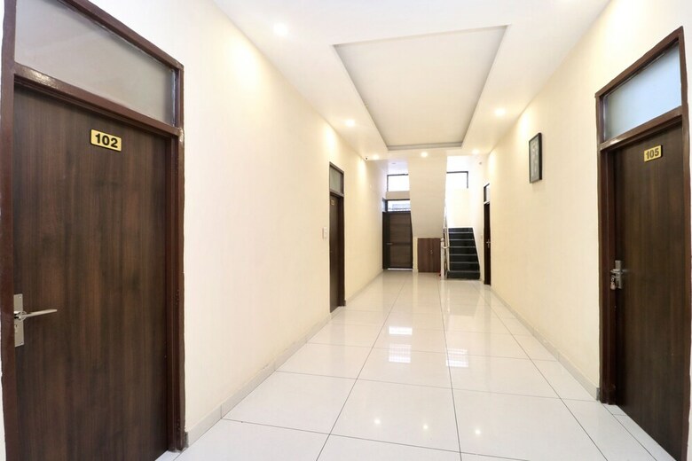 Hotel Oyo 31026 Samrat Regency