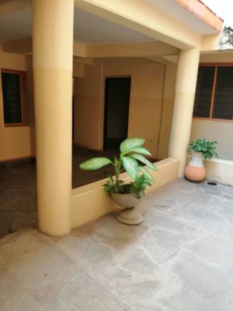 Hotel Diani Travelers Guest House