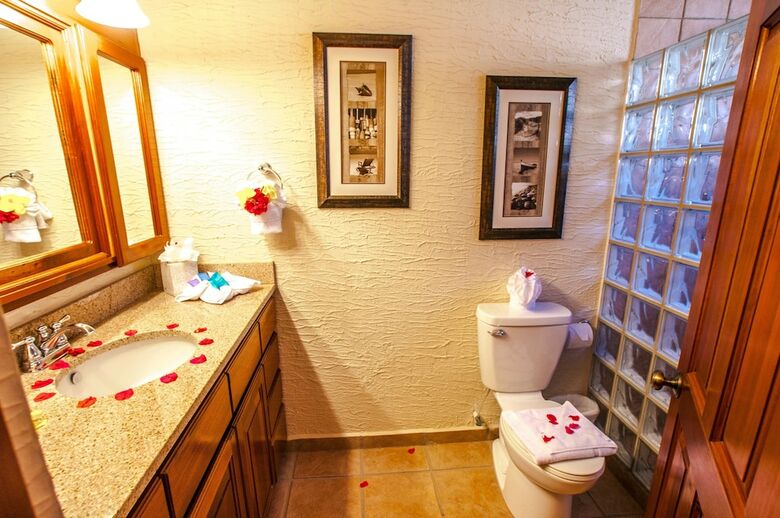 Aparthotel Clarion Suites Roatan At Pineapple Villas