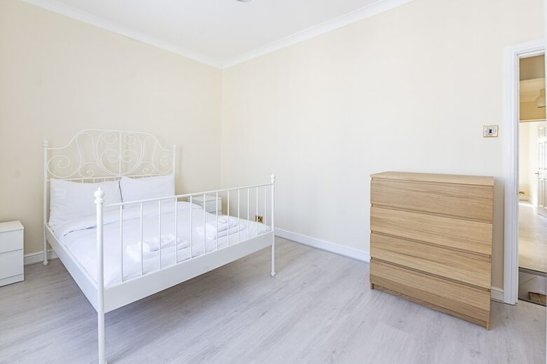 Spacious 4 Bed Apartment Near Tooting Gardens