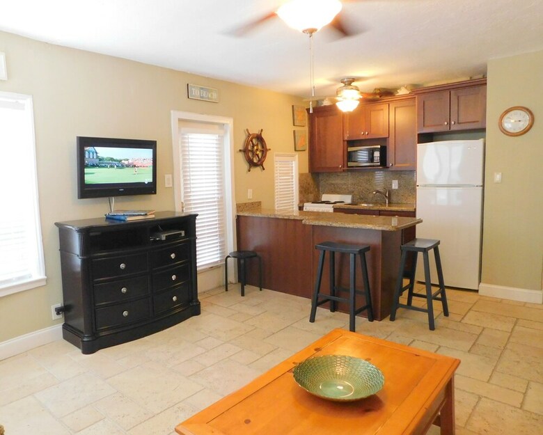 Ocean View Condo 1/1 For 4, Pool & Parking