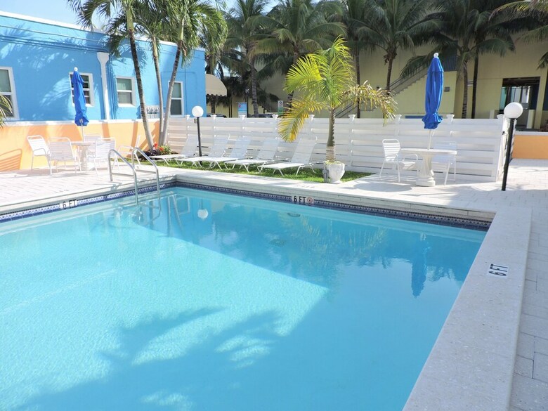 Ocean View Condo 1/1 For 4, Pool & Parking