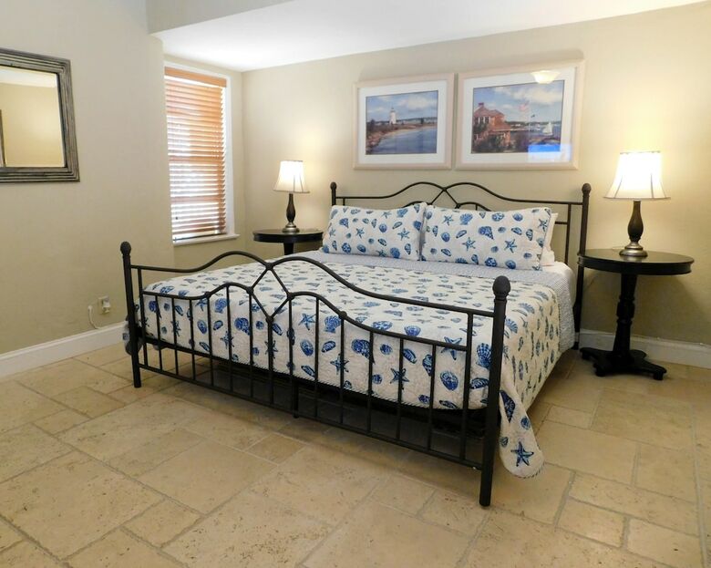 Ocean View Condo 1/1 For 4, Pool & Parking