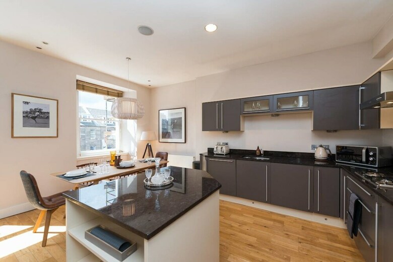 5-star Luxurious George Street Apartment