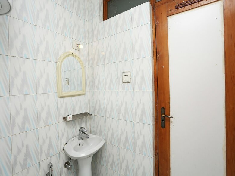 Oyo 24966 Grand Hotel & Restaurant