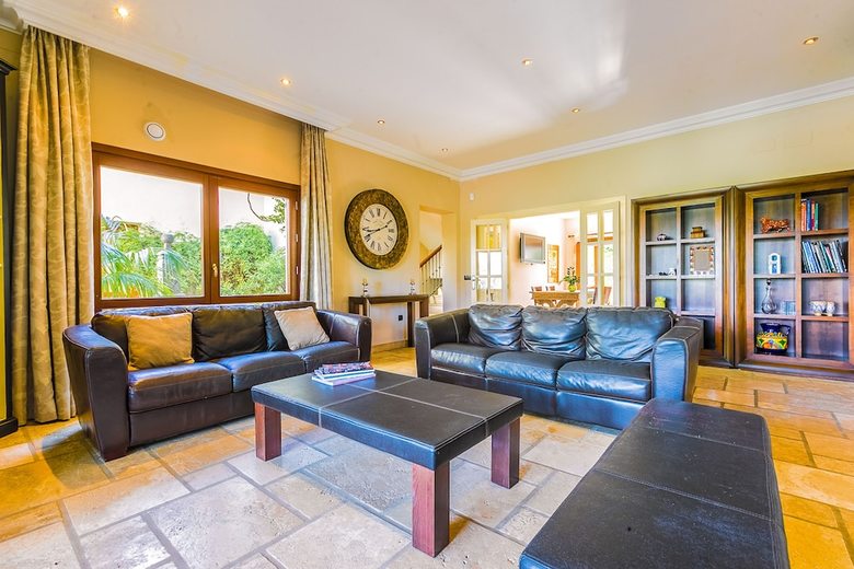 Oleholidays Villa Holy Nueva Andaluc�a