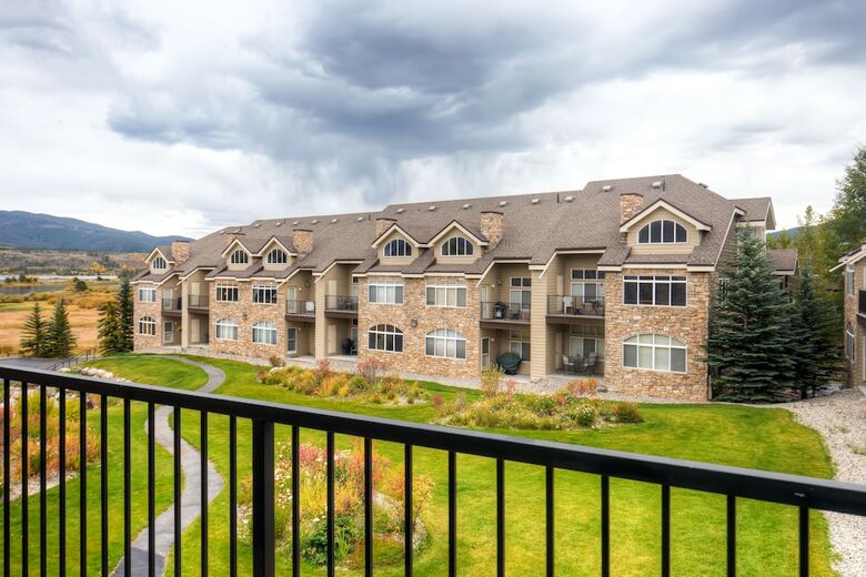 Bay Club Town Homes By Crmr