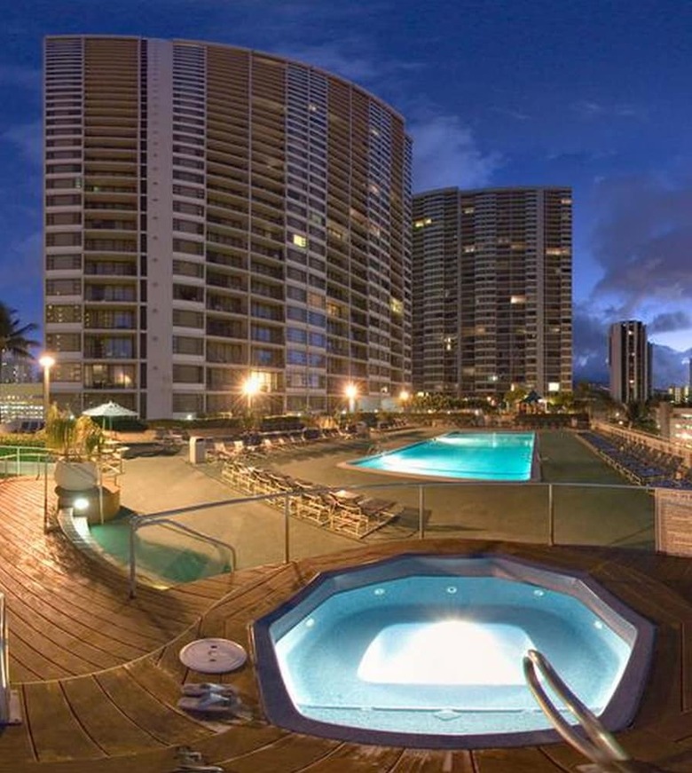 Waikiki Banyan - Ocean View Tower 2 Suite 2904