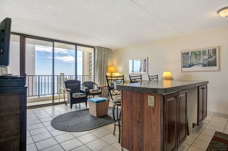 Waikiki Banyan - Ocean View Tower 2 Suite 2904