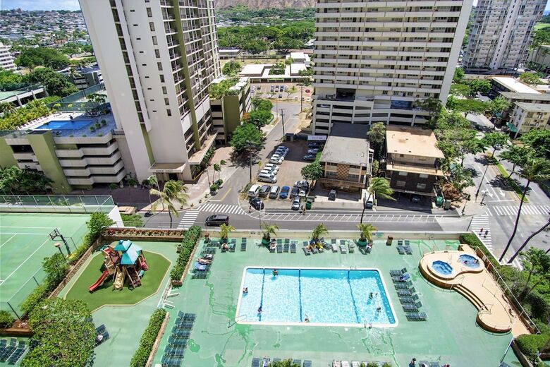 Waikiki Banyan - Moutnain View Tower 2 Suite 1205