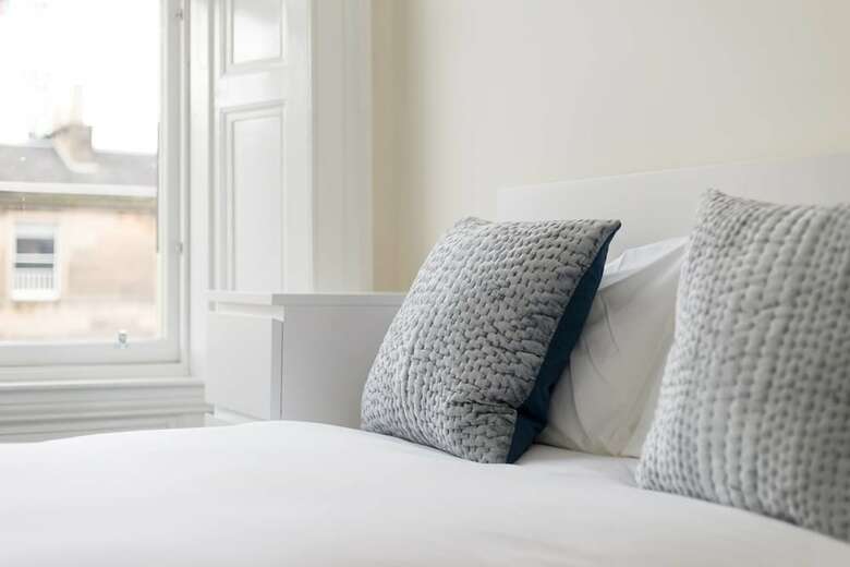 Elegant 3 Bedroom Central Apartment W/castle View