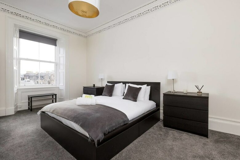 Elegant 3 Bedroom Central Apartment W/castle View