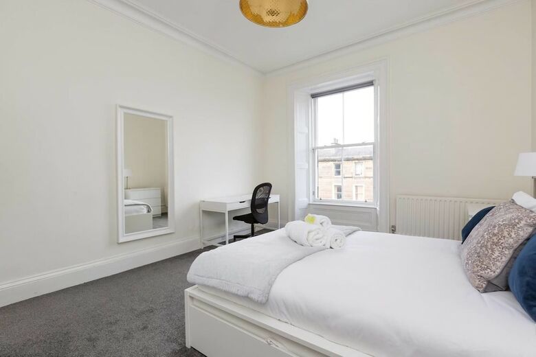 Elegant 3 Bedroom Central Apartment W/castle View