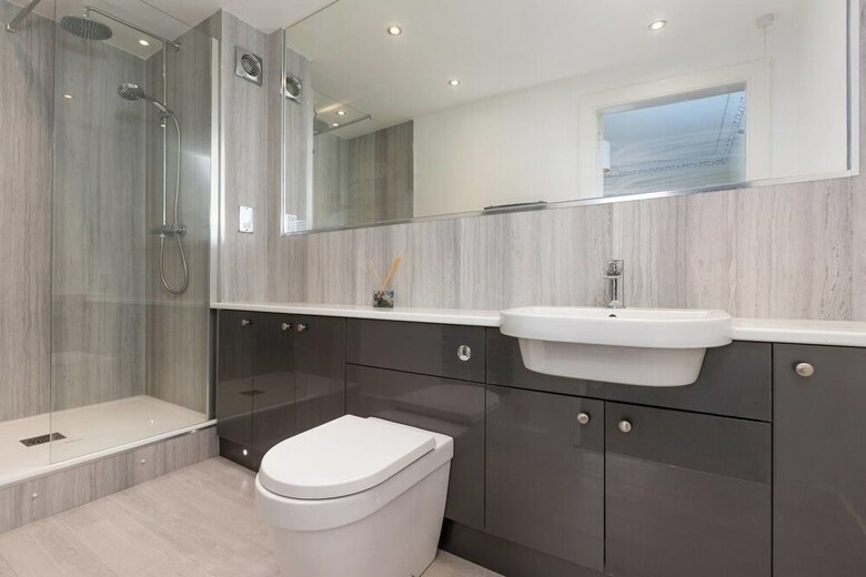 Elegant 3 Bedroom Central Apartment W/castle View