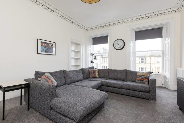 Elegant 3 Bedroom Central Apartment W/castle View