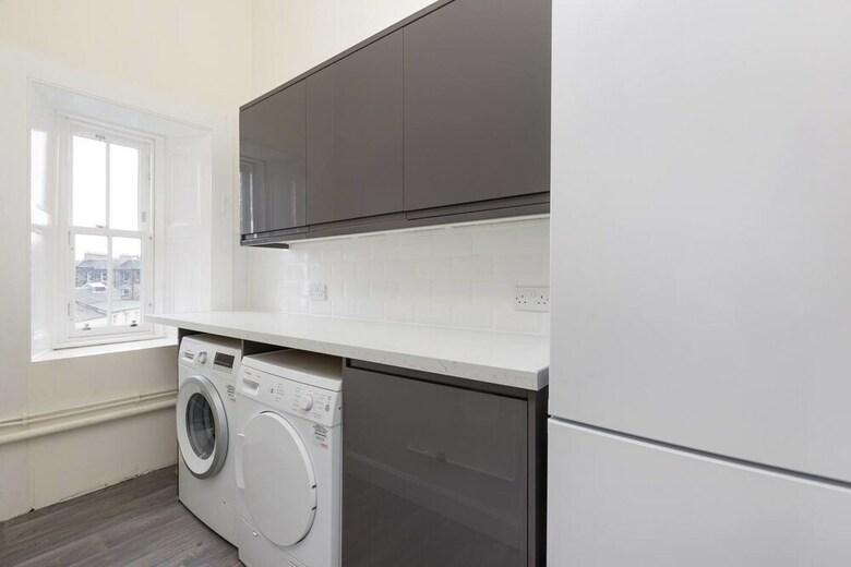 Elegant 3 Bedroom Central Apartment W/castle View