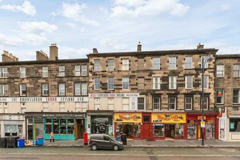 Elegant 3 Bedroom Central Apartment W/castle View