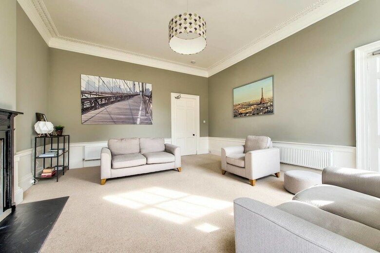 Bright And Spacious 4-bedroom Apart In Stockbridge
