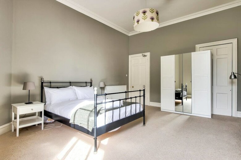 Bright And Spacious 4-bedroom Apart In Stockbridge