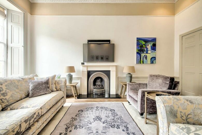 City Centre Georgian Maindoor 2bed/2bath Apartment