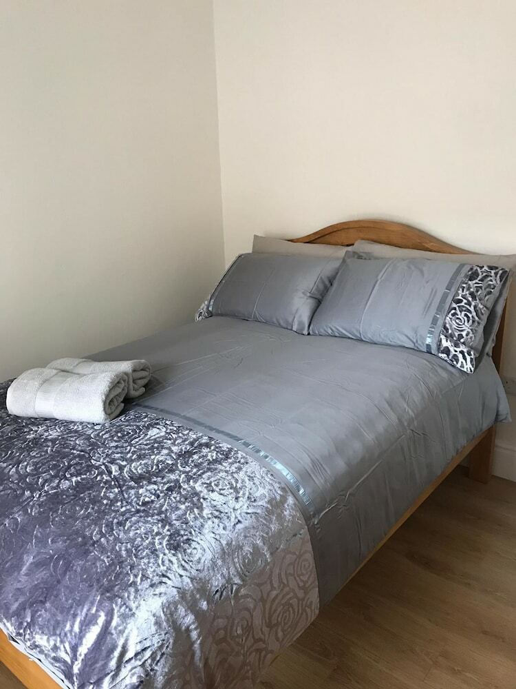 Newly Refurbished 3 Bed House Near City