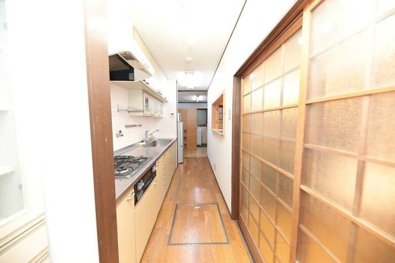 Brick House Near Osaka Castle (217-1)
