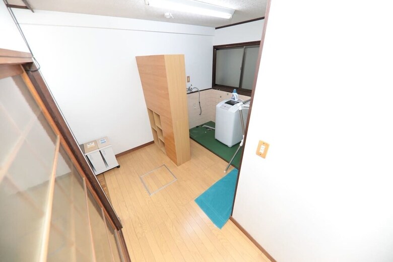 Brick House Near Osaka Castle (217-1)