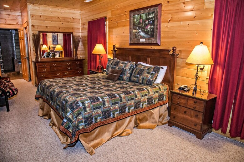 Swimming In The Clouds - Eight Bedroom Cabin