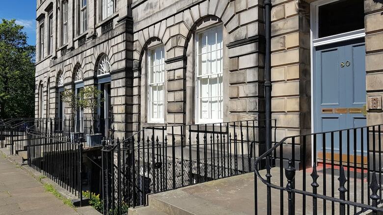 Upmarket Georgian Apartment Edinburgh