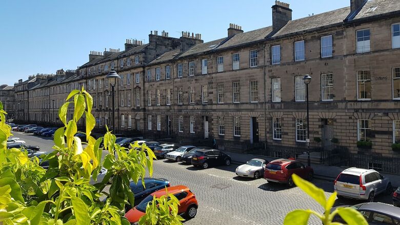 Upmarket Georgian Apartment Edinburgh