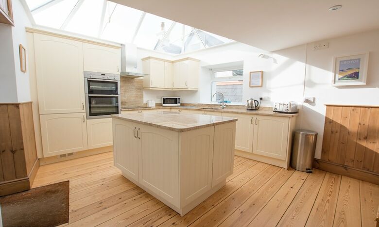 Stables Croyde 4 Bedrooms / Sleeps 8 Sea & Beach Views