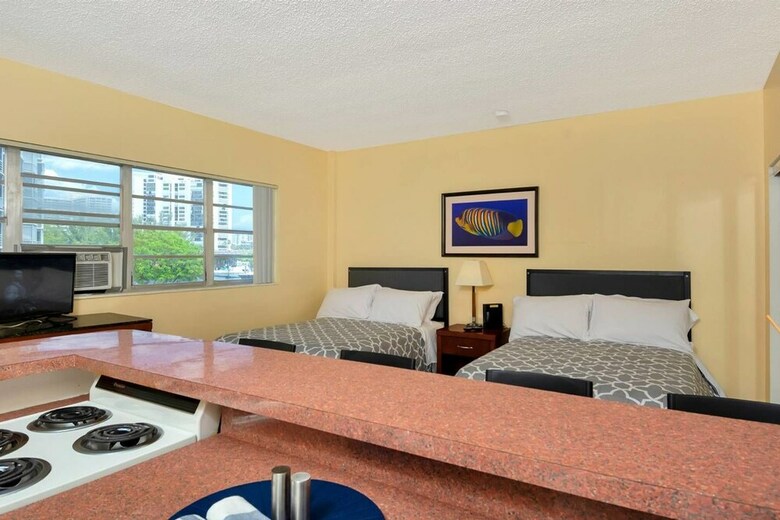 Gorgeous 1br Apartment, A Walk From The Beach
