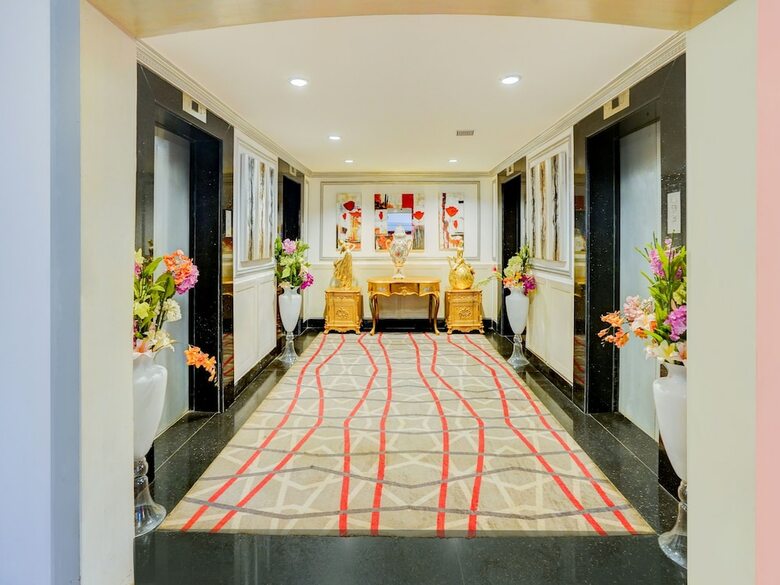 Capital O 29124 Royal Palms Hotel