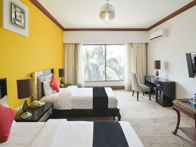 Capital O 29124 Royal Palms Hotel