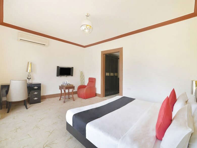 Capital O 29124 Royal Palms Hotel