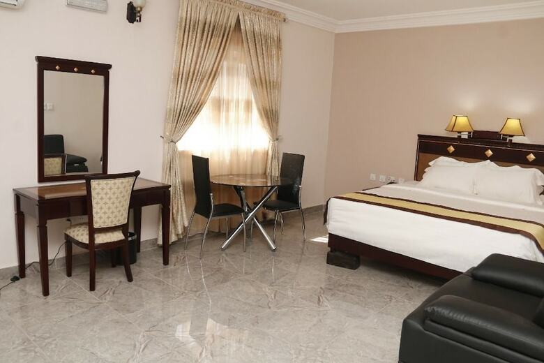 Commordore Hotel