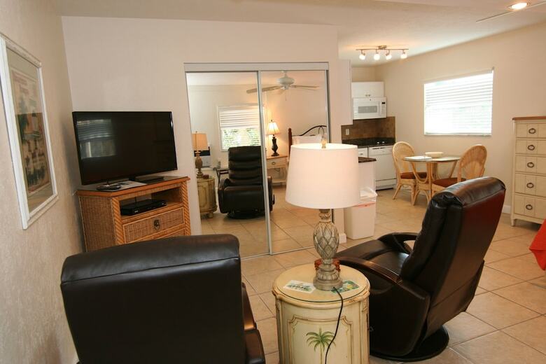 Tropical Villas Of Venice Beach