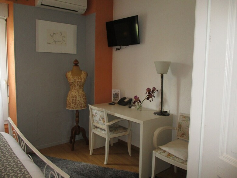 Hotel H�tel La Tour Des F�es