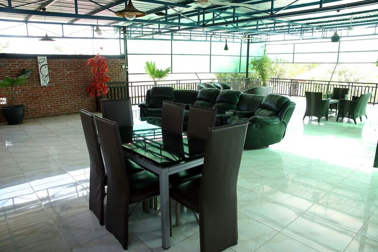 Hostal Oyo 933 Wisma Malawen