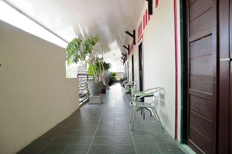 Hostal Oyo 933 Wisma Malawen