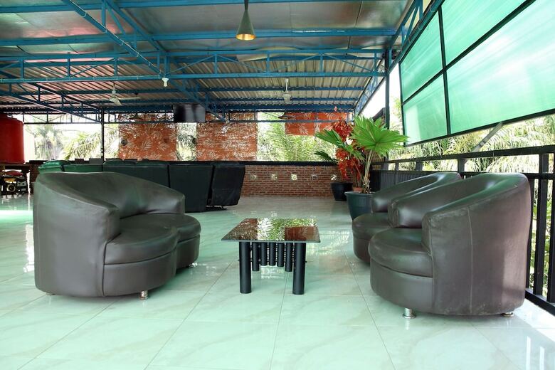 Hostal Oyo 933 Wisma Malawen