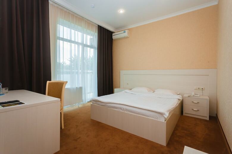 Corona Hotel