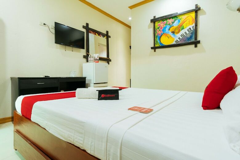 Hotel Reddoorz Premium Near Pristine Beach