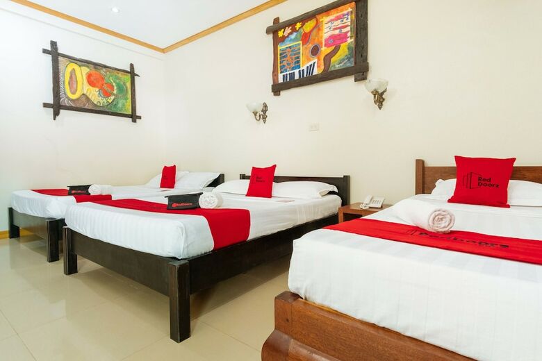 Hotel Reddoorz Premium Near Pristine Beach