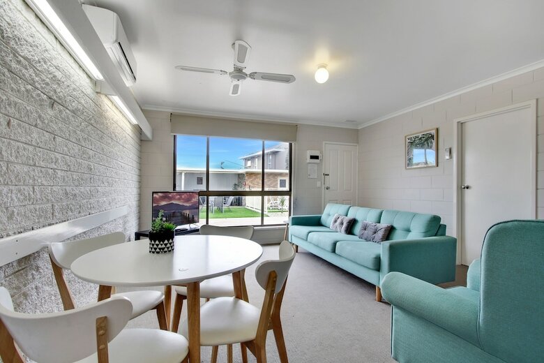 Hybiscus Waterfront Apartments