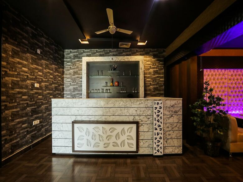 Capital O 38771 Hotel J7 International