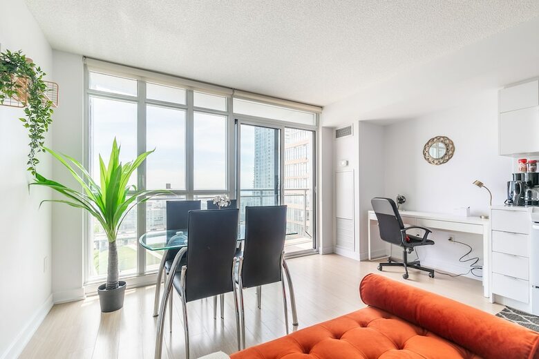 Gorgeous Luxury Condos Near The Cn Tower