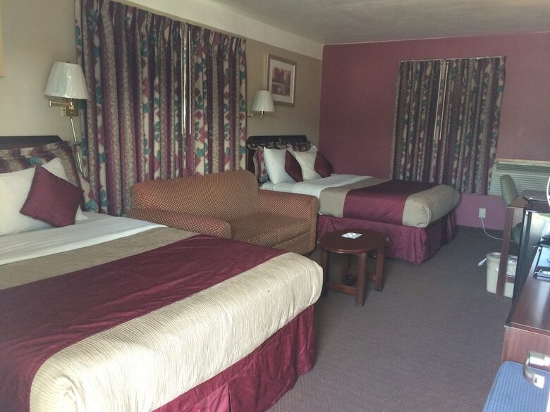 Hotel East Hills Inn And Suites